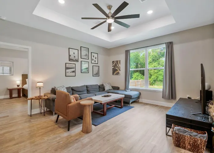 Modern Large Near Beach-pet Friendly Backyard Holiday home *