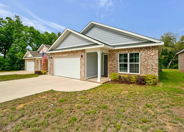 Modern Large Near Beach-pet Friendly Backyard
