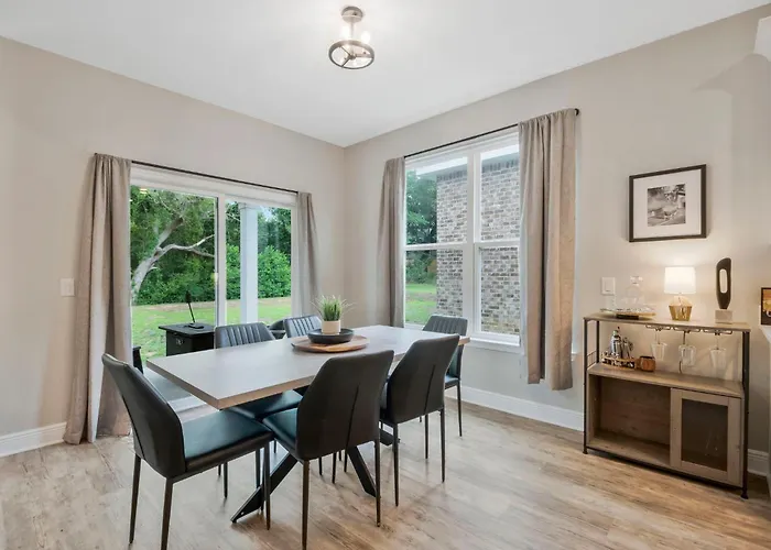 Modern Large Near Beach-pet Friendly Backyard *