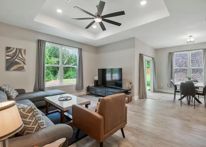 Modern Large Near Beach-pet Friendly Backyard