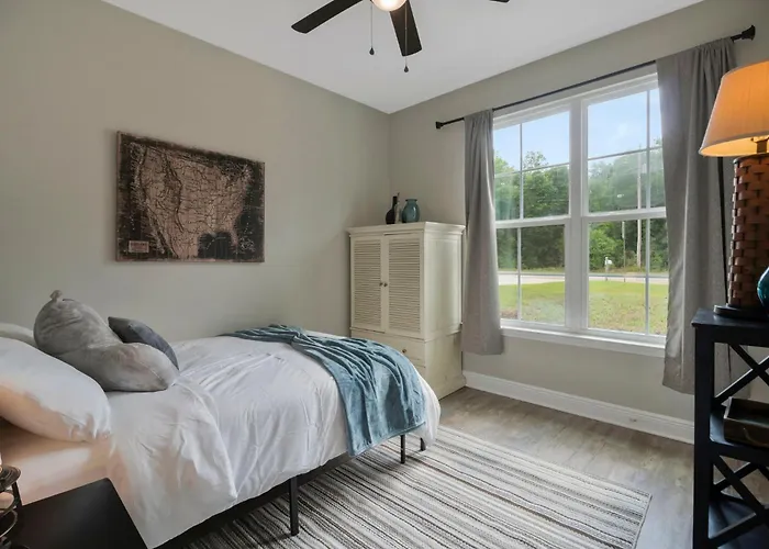 Holiday home Modern Large Near Beach-pet Friendly Backyard Pensacola