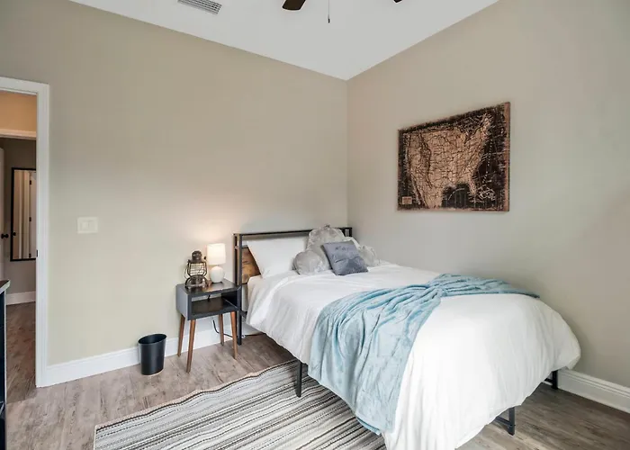 Modern Large Near Beach-pet Friendly Backyard Holiday home *