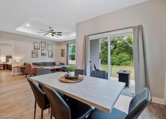 Modern Large Near Beach-pet Friendly Backyard Holiday home