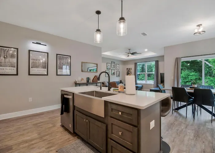 Holiday home Modern Large Near Beach-pet Friendly Backyard *