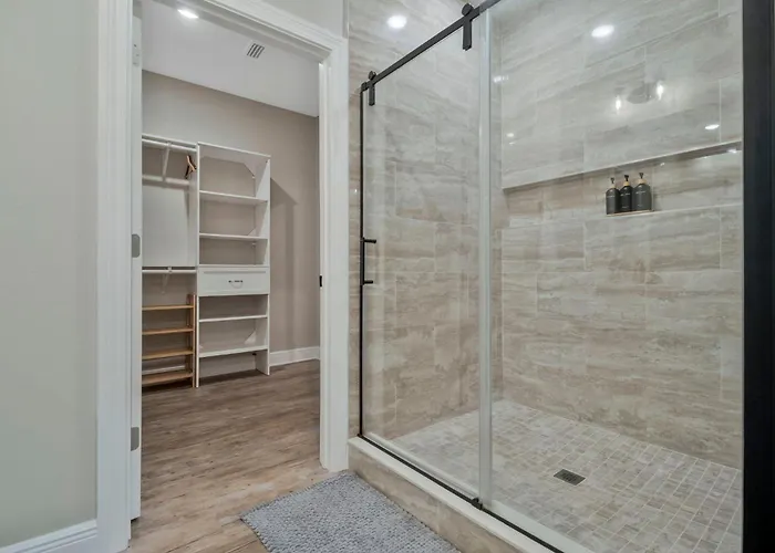 Modern Large Near Beach-pet Friendly Backyard Holiday home *