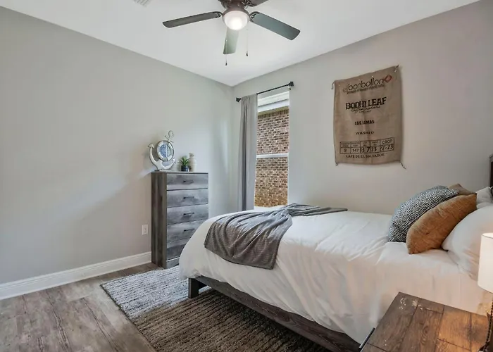 Holiday home Modern Large Near Beach-pet Friendly Backyard Pensacola