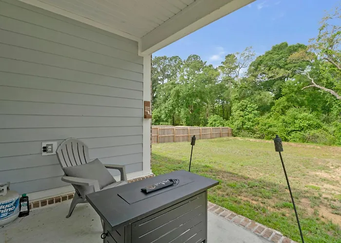 Holiday home Modern Large Near Beach-pet Friendly Backyard Pensacola