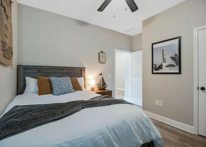 Modern Large Near Beach-pet Friendly Backyard