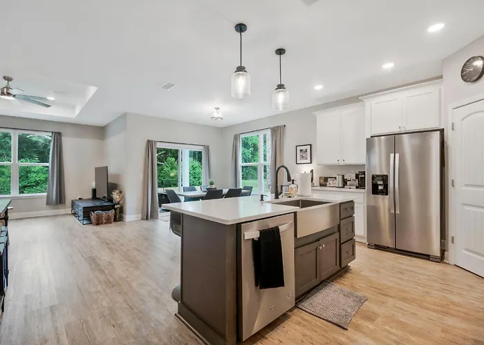 Modern Large Near Beach-pet Friendly Backyard *