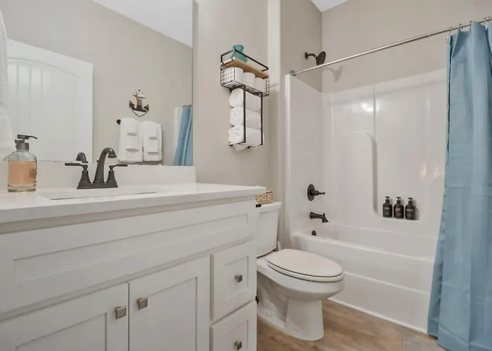 Modern Large Near Beach-pet Friendly Backyard Holiday home