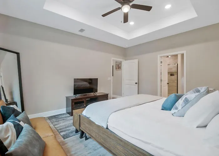Modern Large Near Beach-pet Friendly Backyard Holiday home