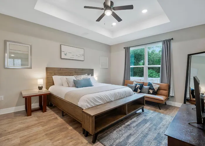 Holiday home Modern Large Near Beach-pet Friendly Backyard Pensacola