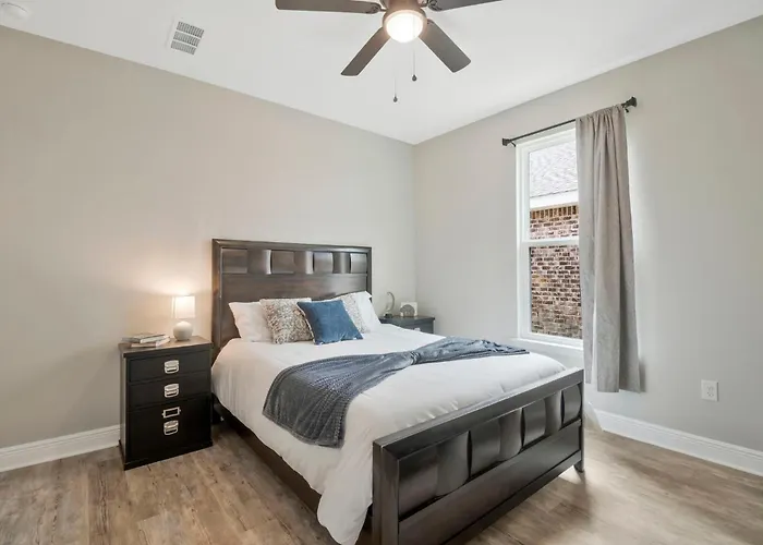 Modern Large Near Beach-pet Friendly Backyard Holiday home *