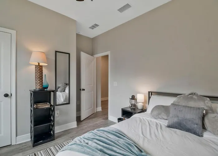Holiday home Modern Large Near Beach-pet Friendly Backyard Pensacola