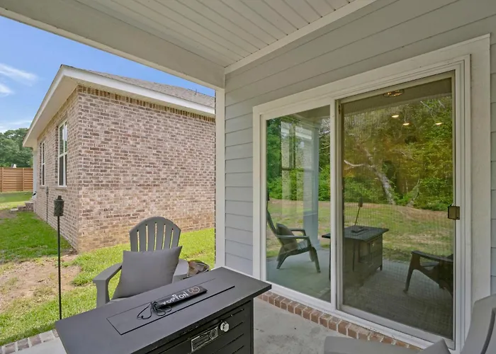Modern Large Near Beach-pet Friendly Backyard *