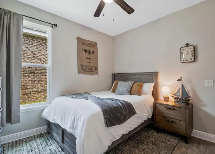 Modern Large Near Beach-pet Friendly Backyard * Pensacola